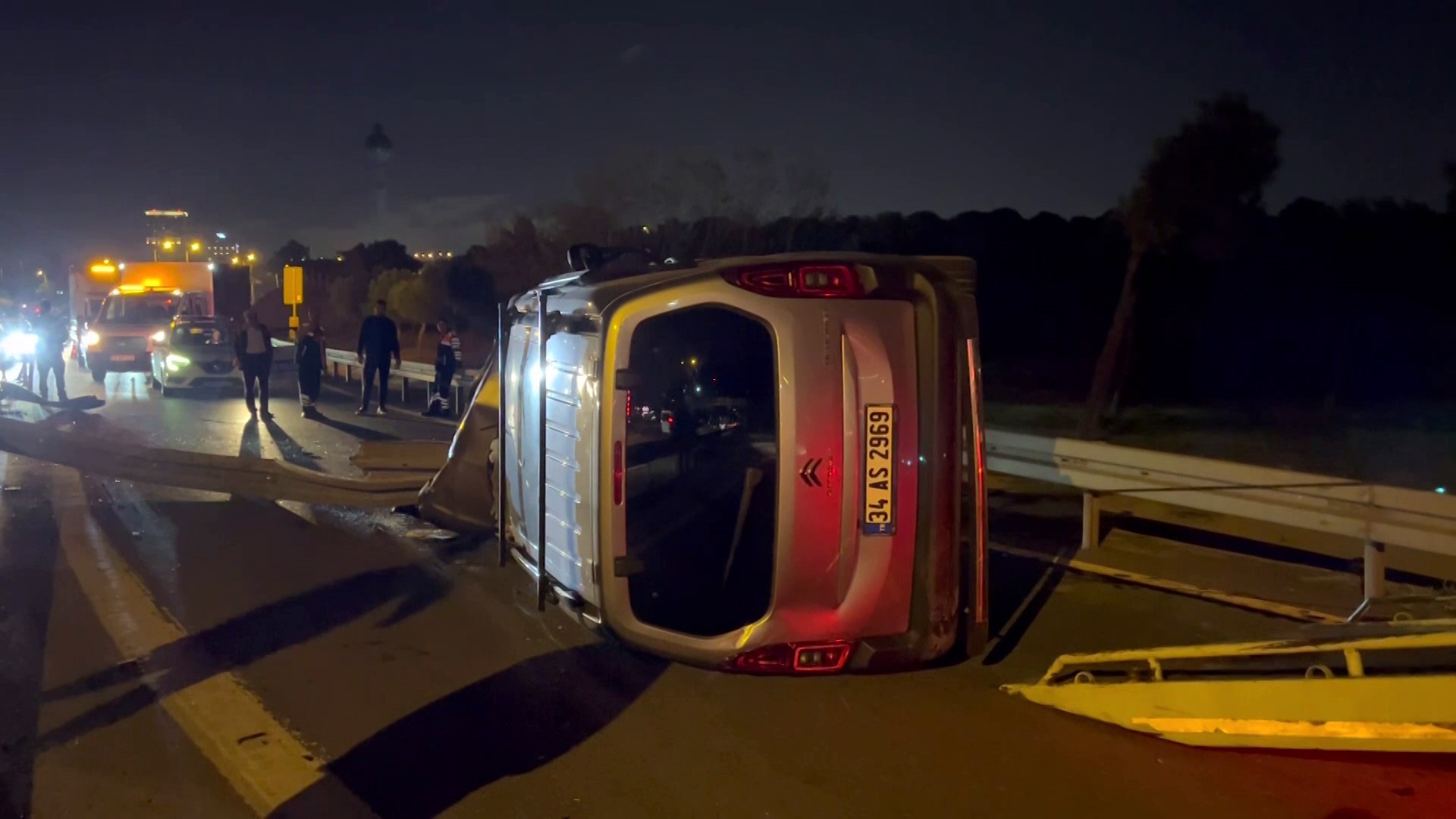 Büyükçekmece E-5’te feci kaza! Kavşağa girmeye çalışan hafif ticari araca bariyerler ok gibi saplandı!