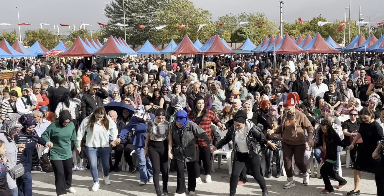 Denizli'de vatandaşlar hamsiye doydu! 5 ton hamsiyi bedava dağıttılar