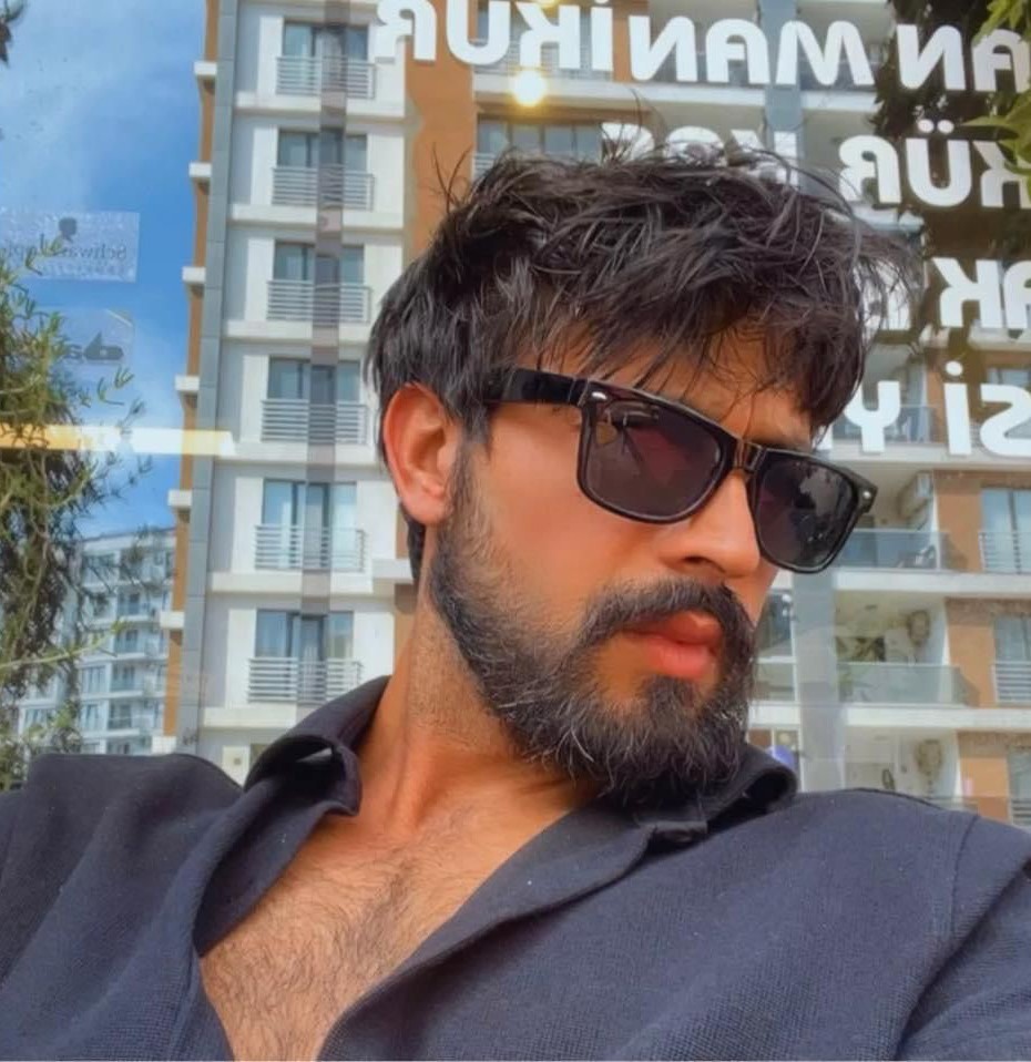 Kuaför gencin feci sonu! Motosikletiyle çarpıştığı aracın altında kaldı!