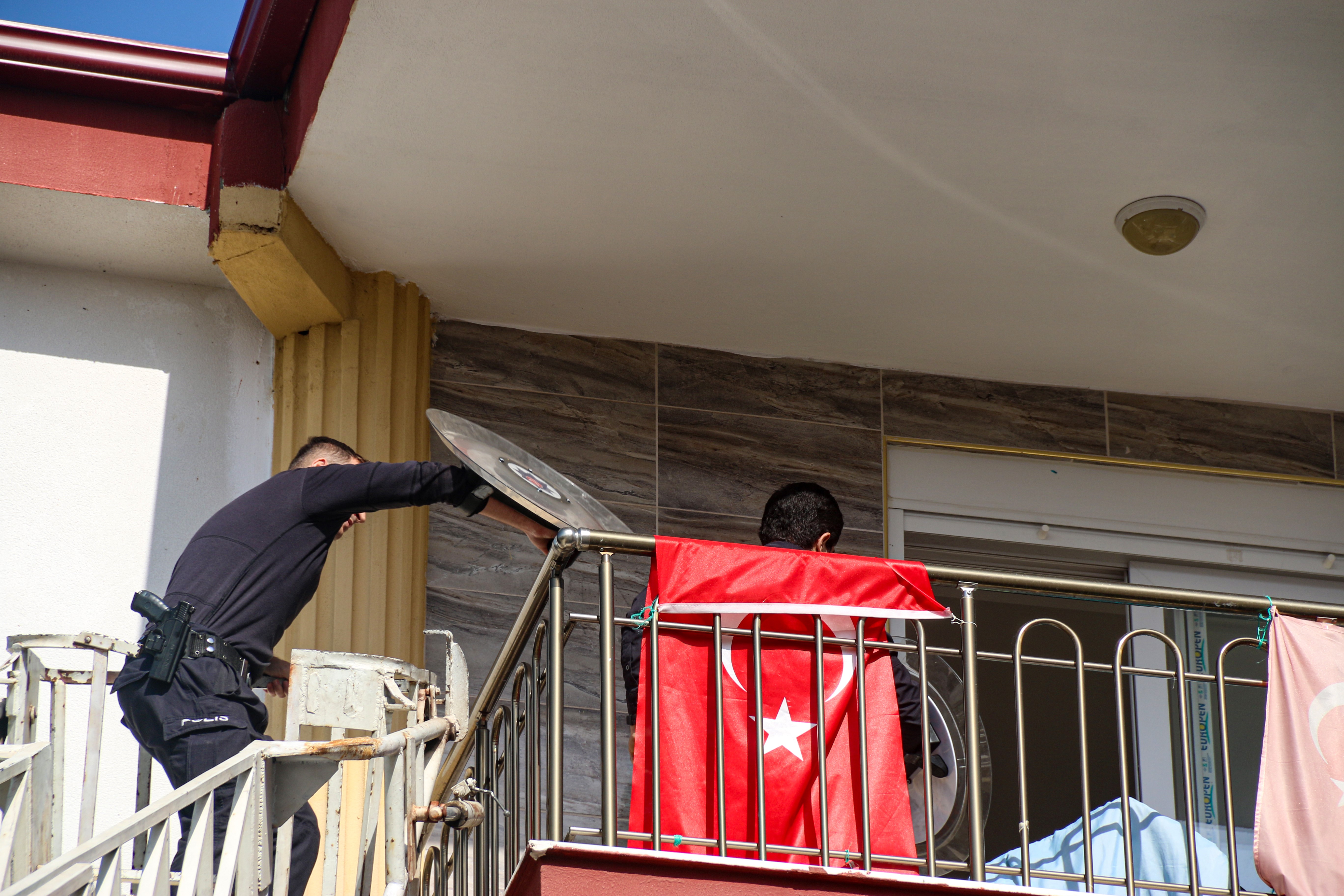 Anne ve kızı tahliye memurlarına satırla, bıçakla karşı durdular! 