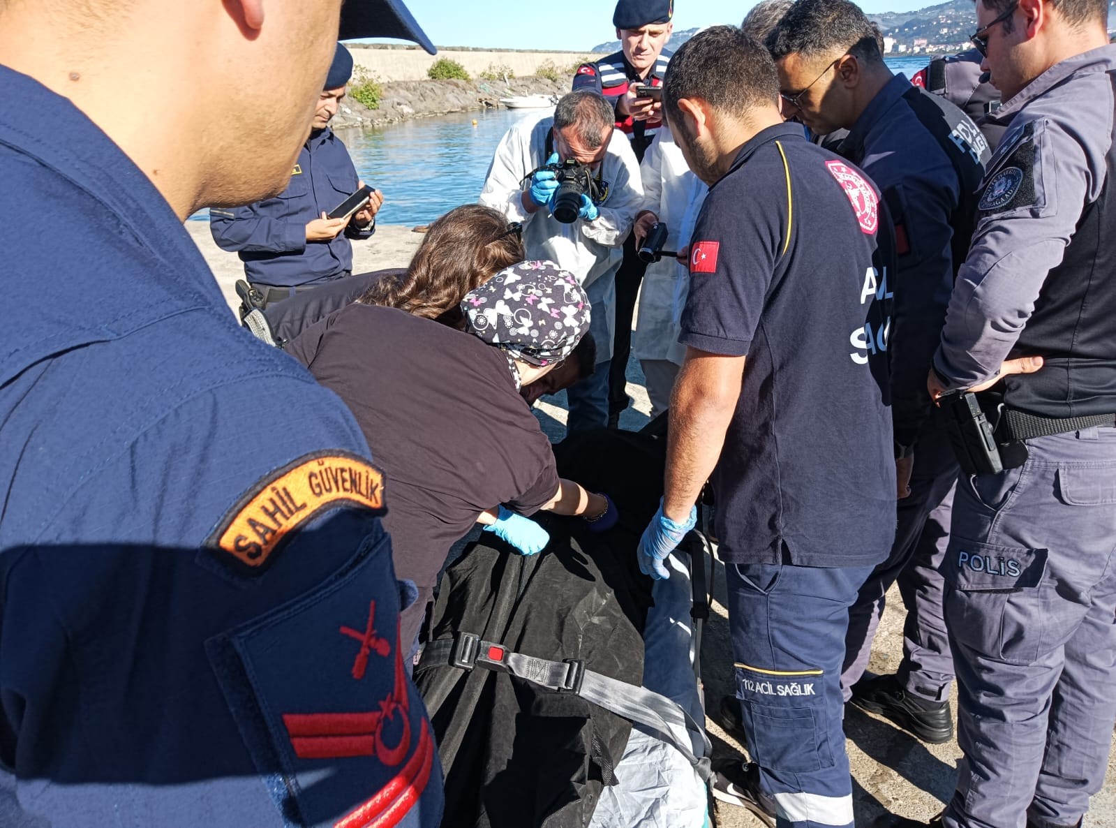 Trabzon’un Vakfıkebir ilçesi Yalıköy mahallesi açıklarında balıkçılar tarafından denizde bir genç kız cesedi bulundu.