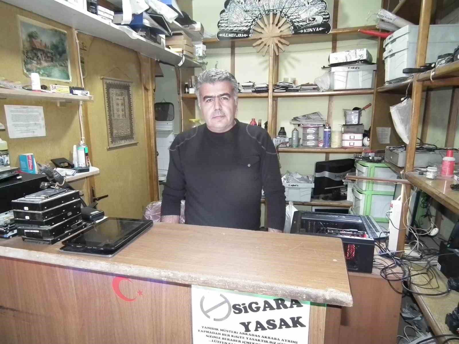 Az kalsın eli, yüzü yanıyordu! Tamire getirilen tabletin bataryası bomba gibi patladı