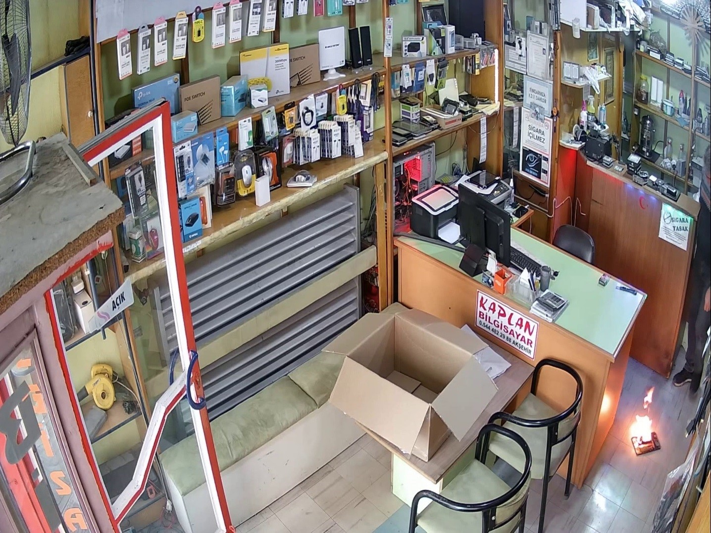 Az kalsın eli, yüzü yanıyordu! Tamire getirilen tabletin bataryası bomba gibi patladı