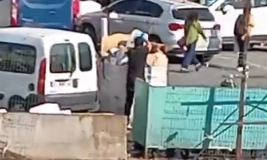 Beyoğlu’nda kağıt toplayıcısının hilesi görenleri şaşırttı!