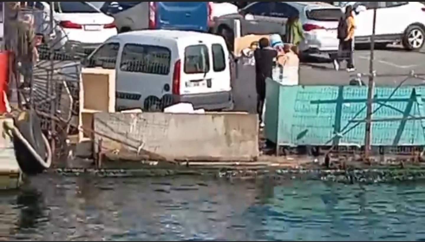 Beyoğlu’nda kağıt toplayıcısının hilesi görenleri şaşırttı!