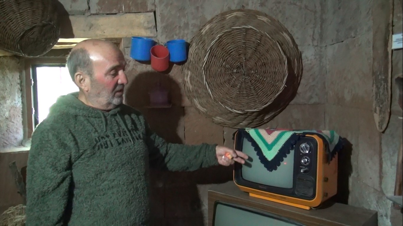 Babasından kalan eski evi biriktirdiği eşyalarla müzeye çevirdi