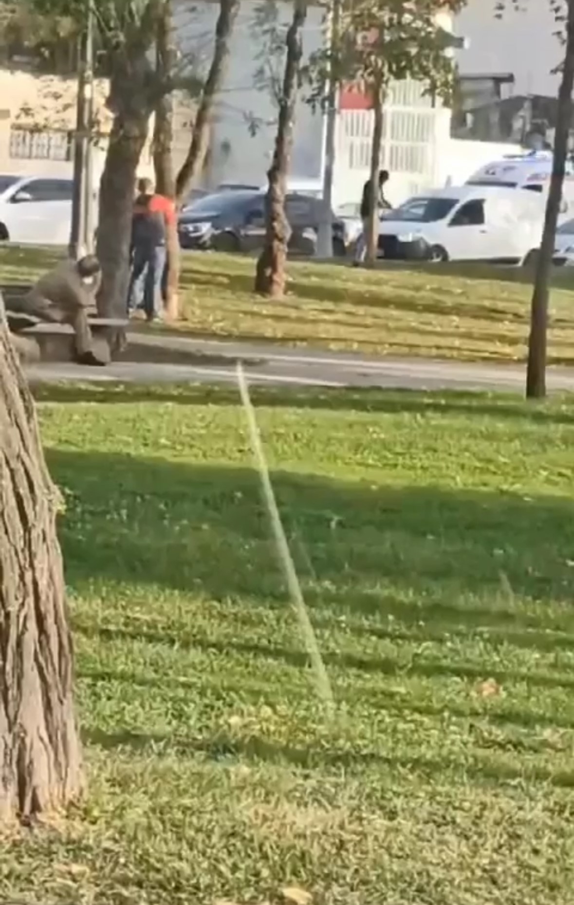 İnanılır gibi değil! İstanbul'un göbeğinde sarhoşların çatışması cep telefonu kameralarına böyle yansıdı!