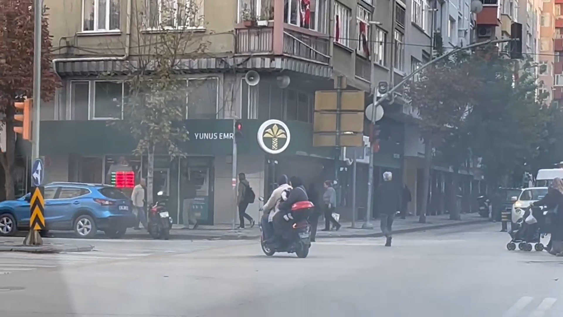 Eskişehir’de elektrikli bisiklet sürücüsü ne kural tanıdı ne küçük çocuğuna acıdı! 