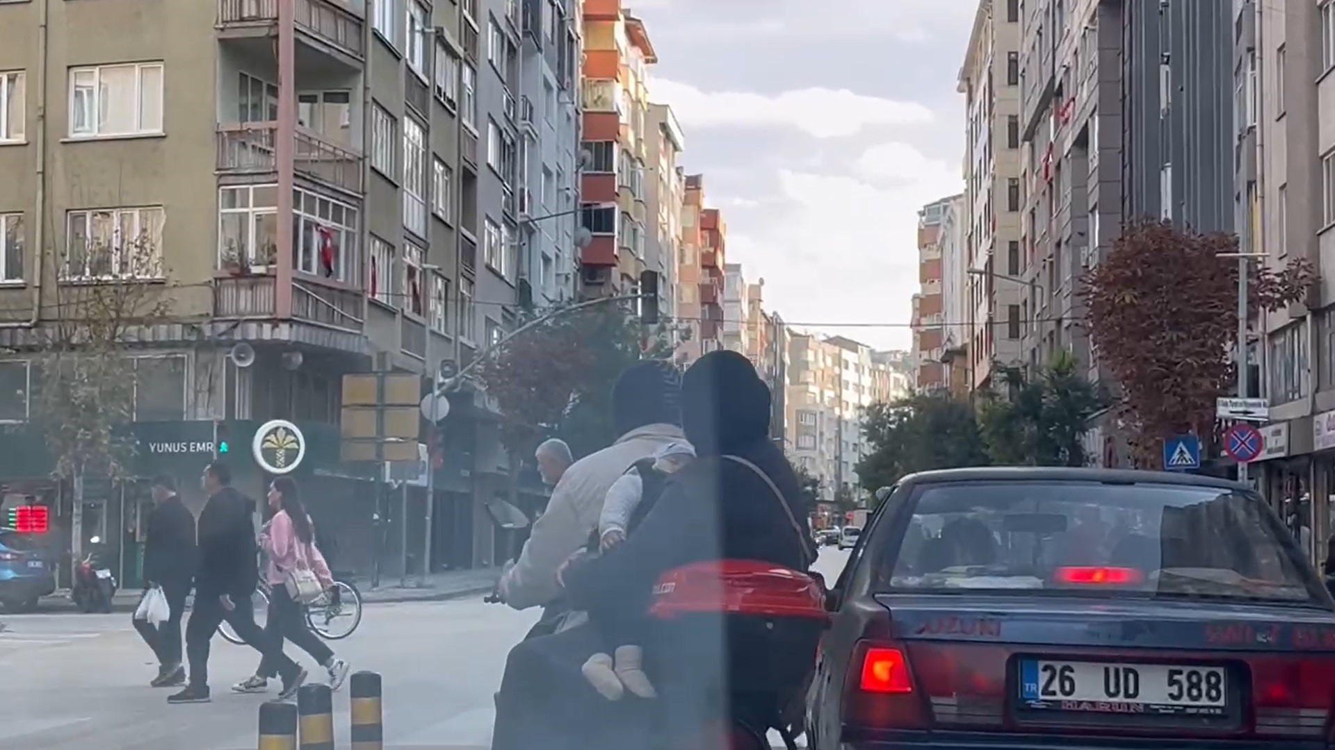 Eskişehir’de elektrikli bisiklet sürücüsü ne kural tanıdı ne küçük çocuğuna acıdı! 