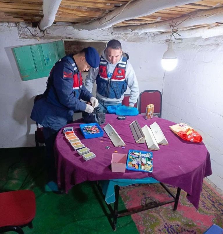 Bağ evini kumarhaneye çevirdiler! Kumar oynayan 11 kişiye suç üstü!