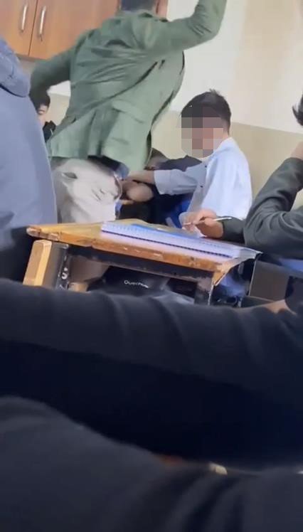 Böyle öğretmen olmaz olsun! Öğrencisini kitapla dövdü, "hocam" dedikçe vurdu da vurdu!