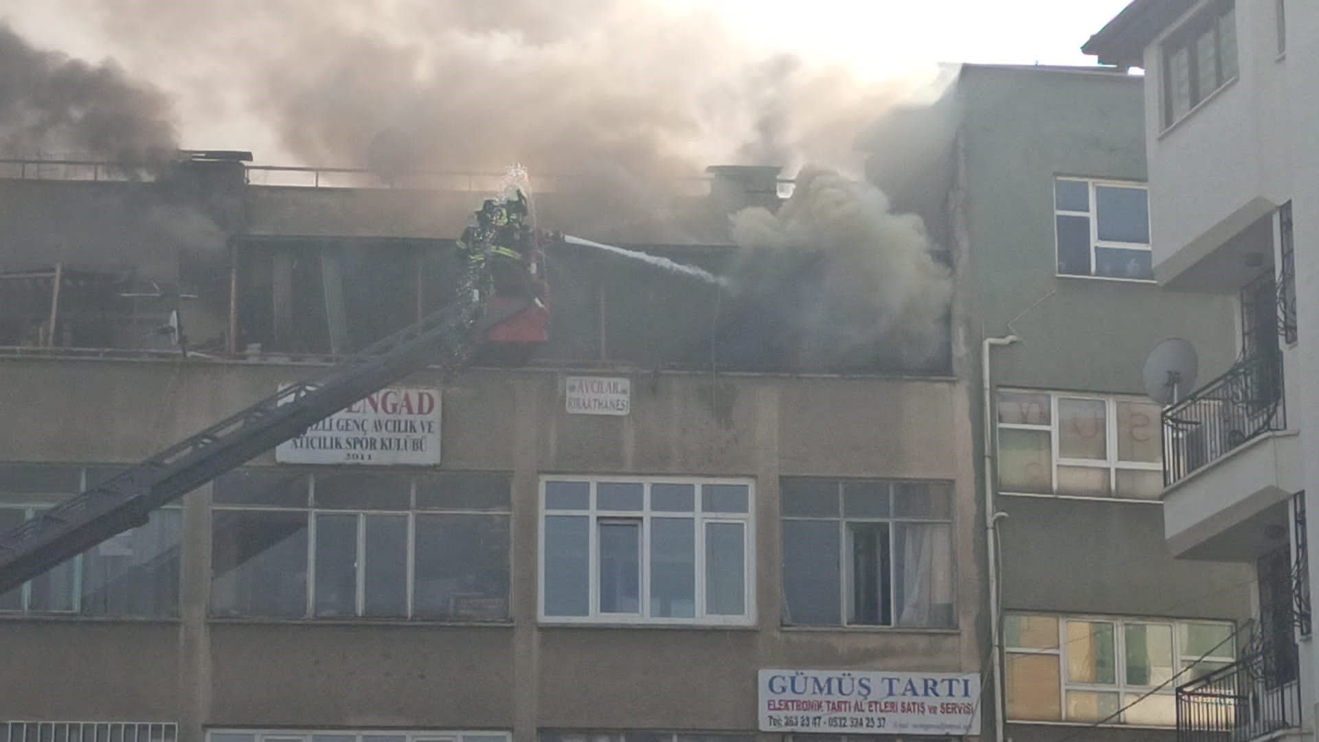 Denizli’de bir iş hanında çıkan yangın çalışanları sokağa döktü!