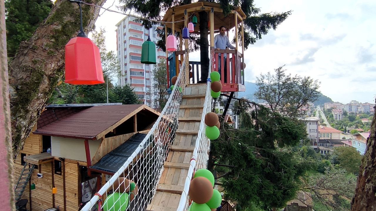  Artvin’de restorant işletmecisi bahçede bulunan ağaçları kesmeye kıyamayınca bakın ne yaptı?