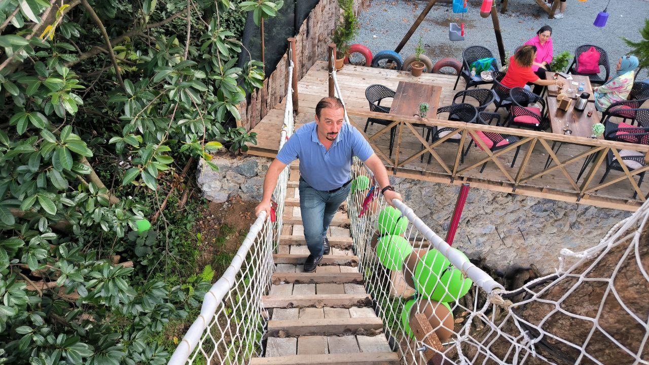  Artvin’de restorant işletmecisi bahçede bulunan ağaçları kesmeye kıyamayınca bakın ne yaptı?