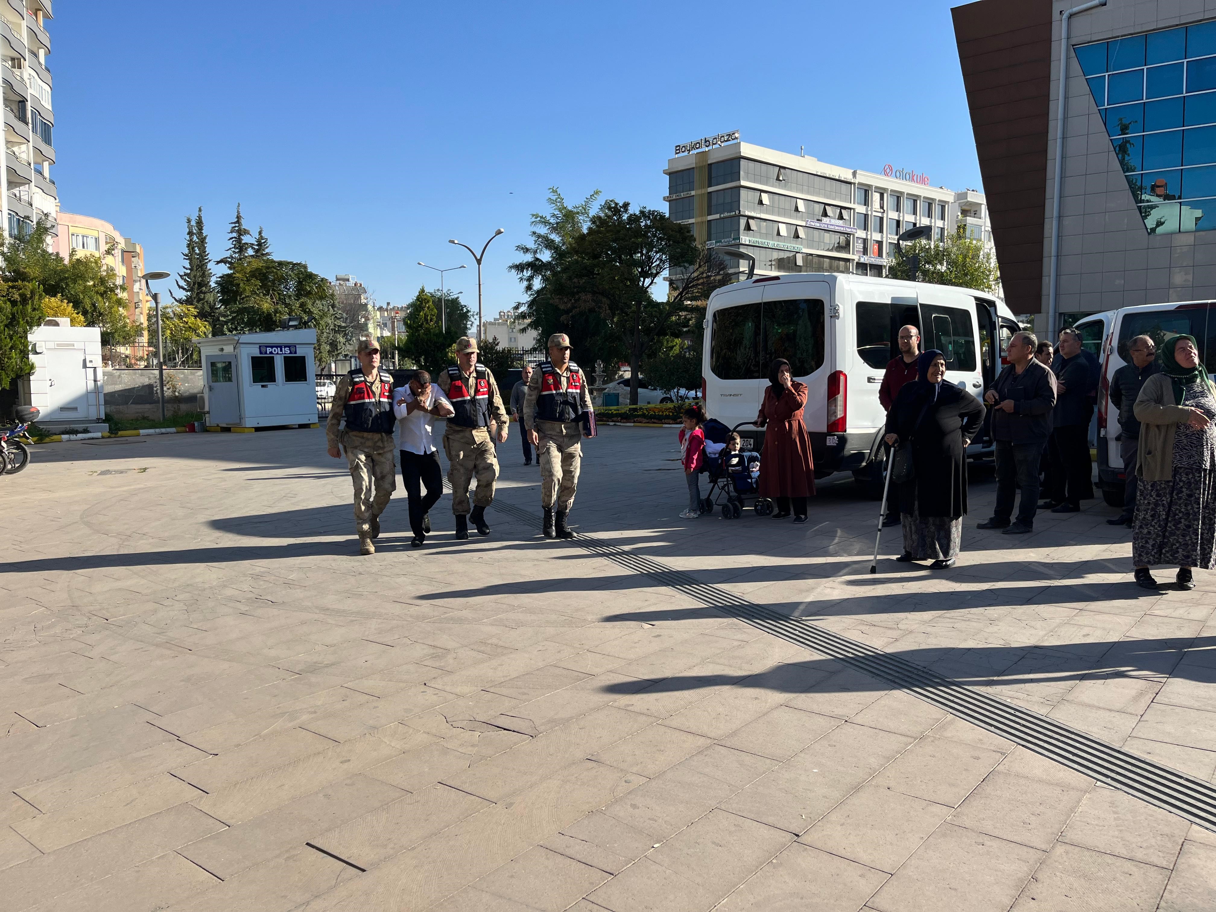 Sahte kimlikle adeta suç makinasına dönen firariyi parmak izi ele verdi!