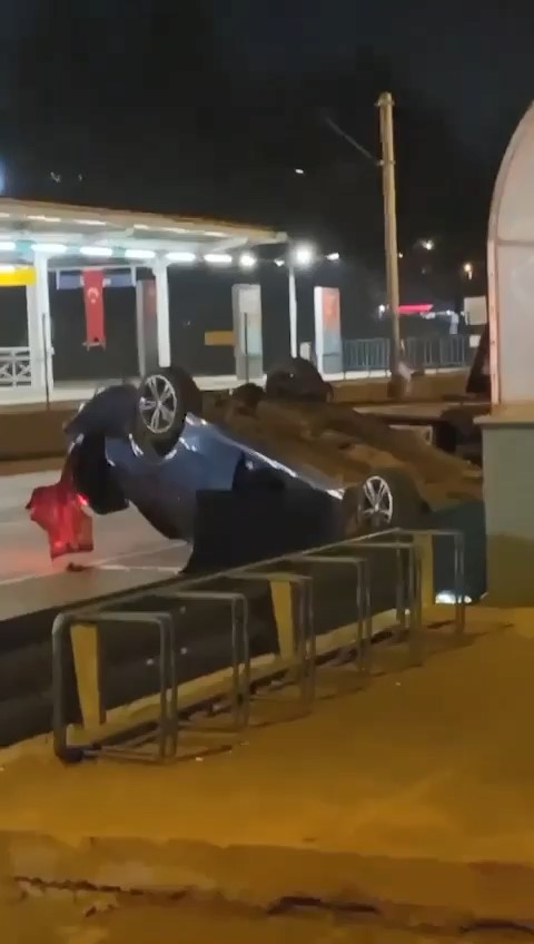 13 yaşındaki kız takla atan araçtan fırlayarak feci şekilde can verdi!