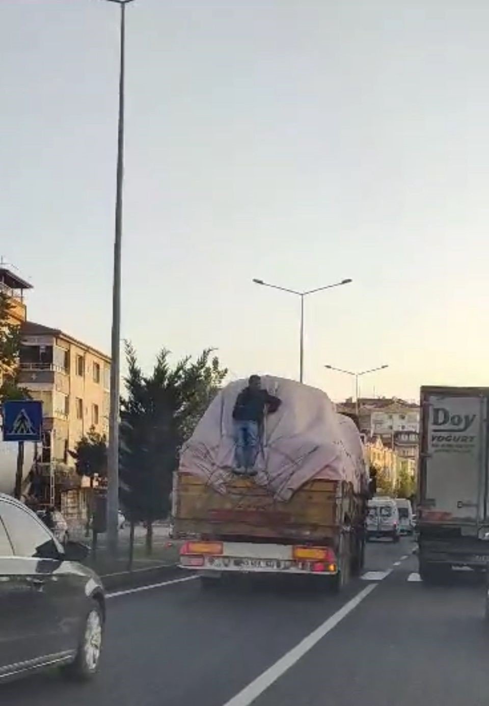 Nevşehir'de karayolunda seyreden bir tırın kasasına binen vatandaş canını hiçe saydı, rahatlığı ’pes’ dedirtti