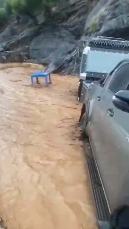 Araçları sele kapıldı, metrelerce sürüklendi! Muğla Ortanca'da tatilcilerin korku dolu anları!