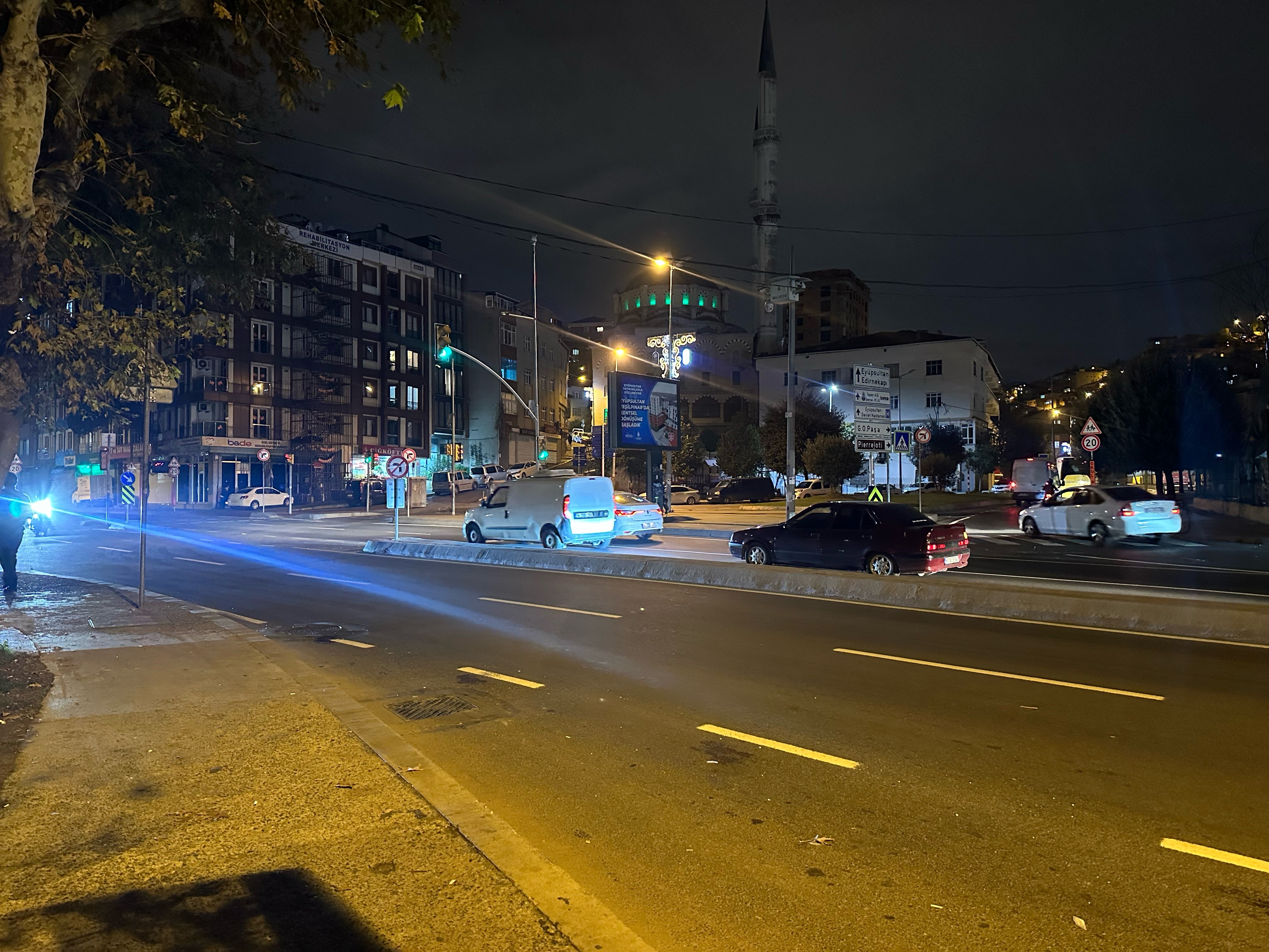 Eyüpsultan'da korkunç kaza! Hızla gelen araç karşıya geçen yayaları biçti!