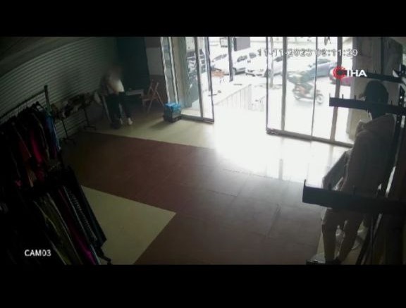 Esenyurt’ta mağazadaki mankeni soyundurdu, kıyafetleri üzerine giyip kayıplara karıştı!