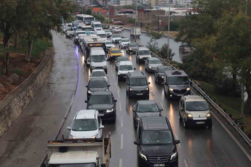 İzmir’de şiddetli yağış! Cadde ve sokaklar göle döndü, araçlar yollarda kaldı!