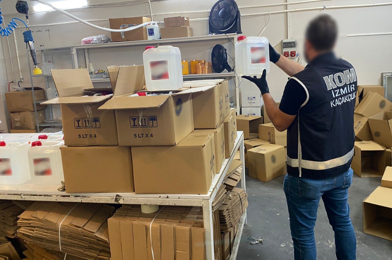 İzmir polisinden sahte içki operasyonu! Yılbaşında 40 ton sahte alkolü piyasaya süreceklerdi!