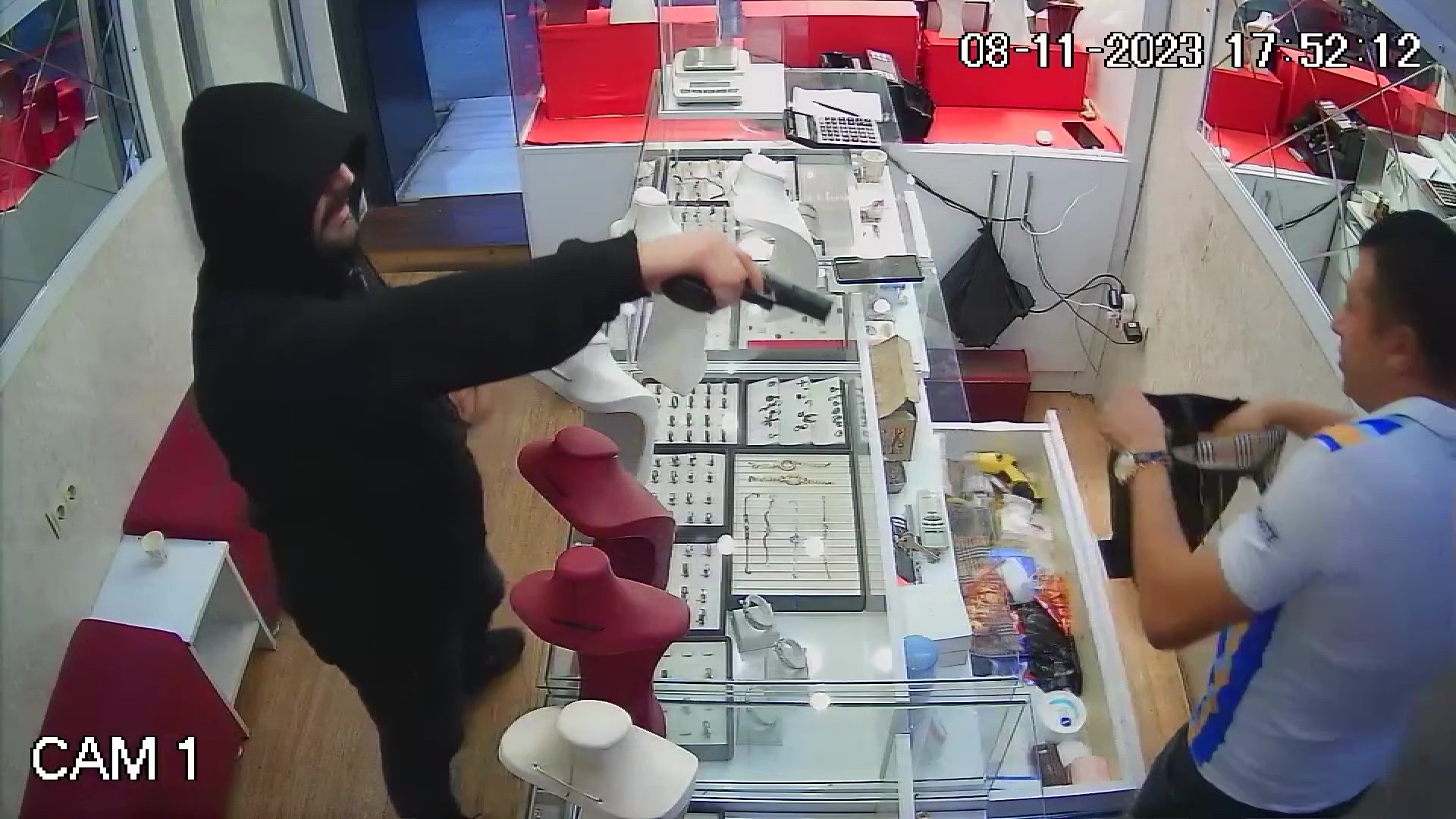 Soyduğu kuyumcuyu öldürmekle tehdit etti, kaçarken kendini vurdu!