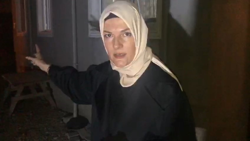 Pencereden eve giren hırsızlar ev sahibi gelince içeriden kapıyı kilitledi!