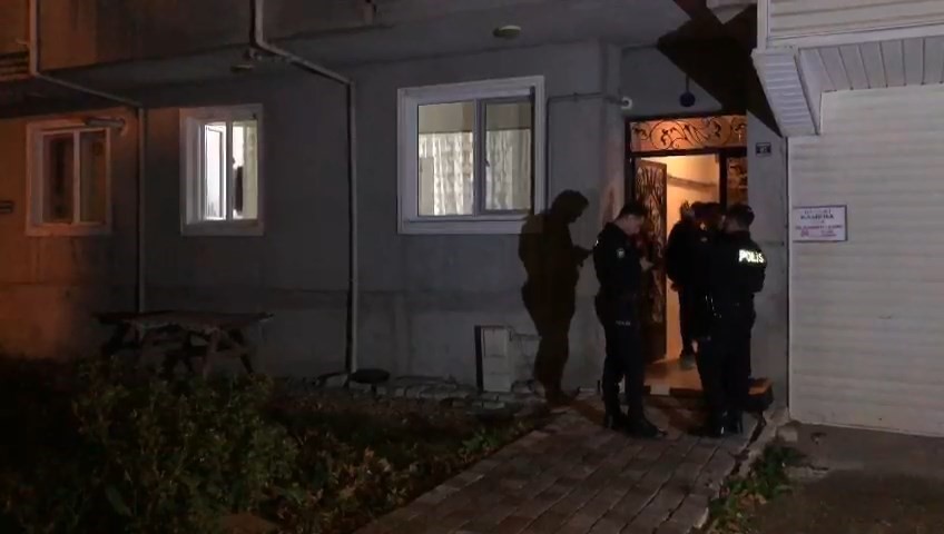 Pencereden eve giren hırsızlar ev sahibi gelince içeriden kapıyı kilitledi!