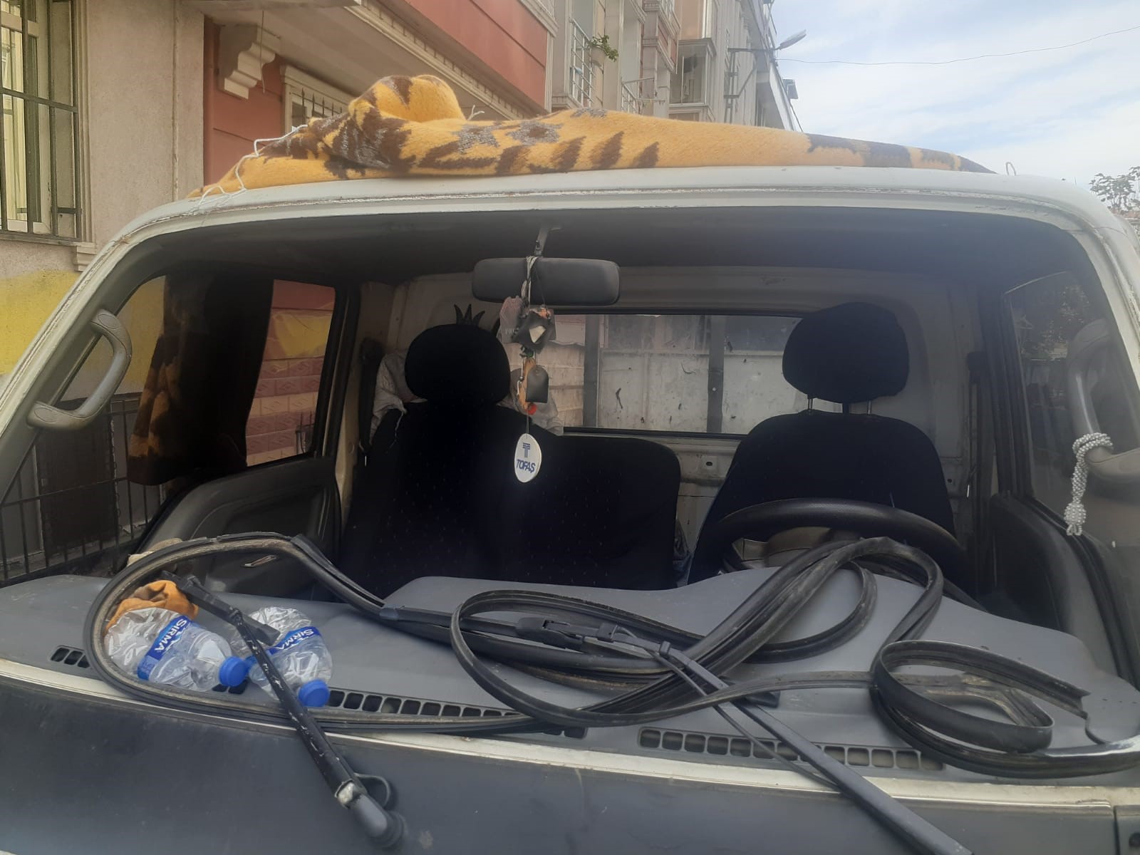 Sultangazi'de 'pes' dedirten hırsızlık! Yol kenarında duran kamyonetin camını çaldılar!