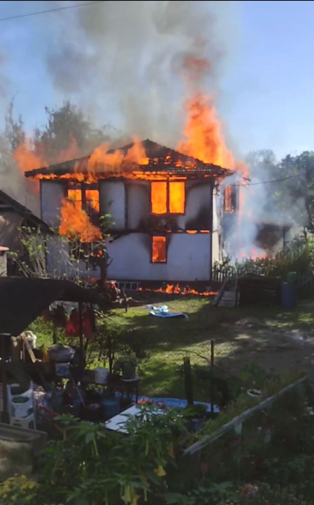 Sakarya' dehşet anları! Banyodayken evi yanan adamı kapıyı kırarak kurtardılar!