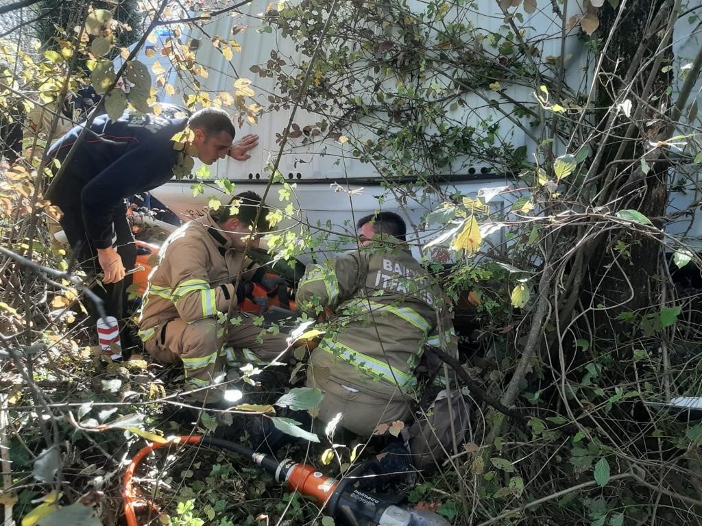 Bartın'da köy yolunda kontrolden çıkan minibüs kaza yaptı! Ölü ve yaralılar var!