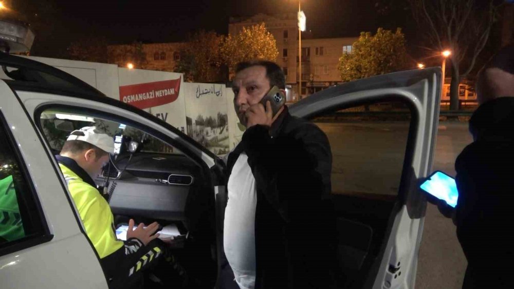 Bursa'da alkollü sürücünün pişkin tavırları polisleri çileden çıkarttı! "aracımı bağlayamazsınız"