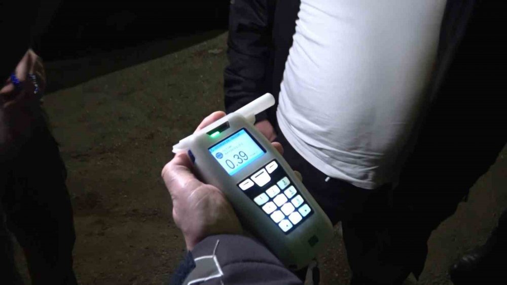 Bursa'da alkollü sürücünün pişkin tavırları polisleri çileden çıkarttı! "aracımı bağlayamazsınız"