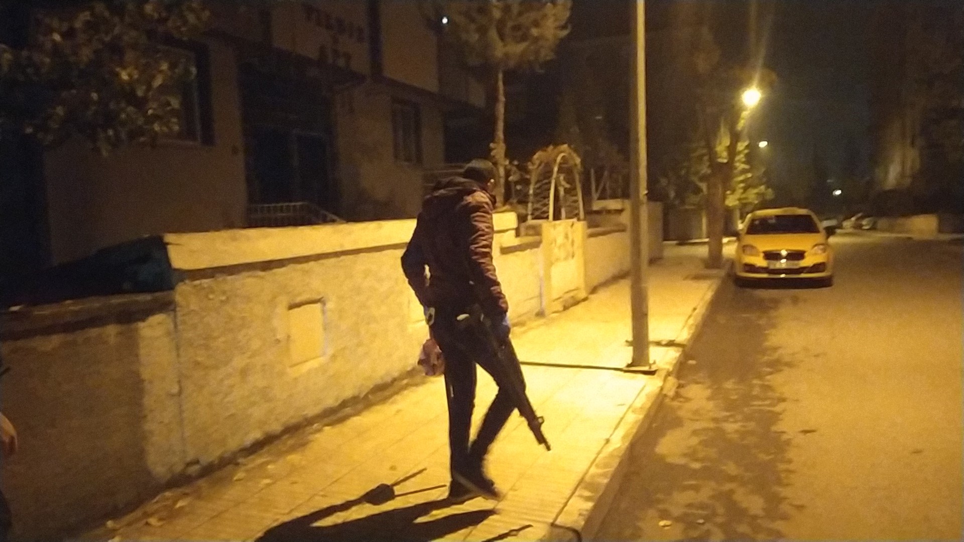 Çocuklara silah satan kişinin evine polis operasyon yaptı!