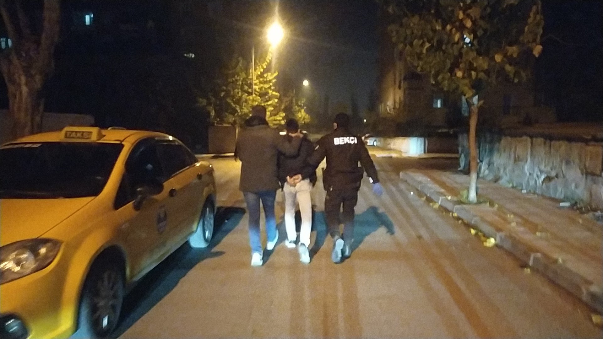 Çocuklara silah satan kişinin evine polis operasyon yaptı!