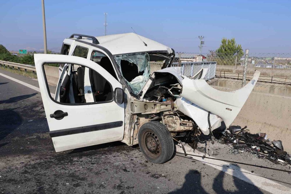 Polislerin "dur" ihtarına rağmen yaşandı! Otoyolda 8 kilometre ters gitti, otomobile çarptı!