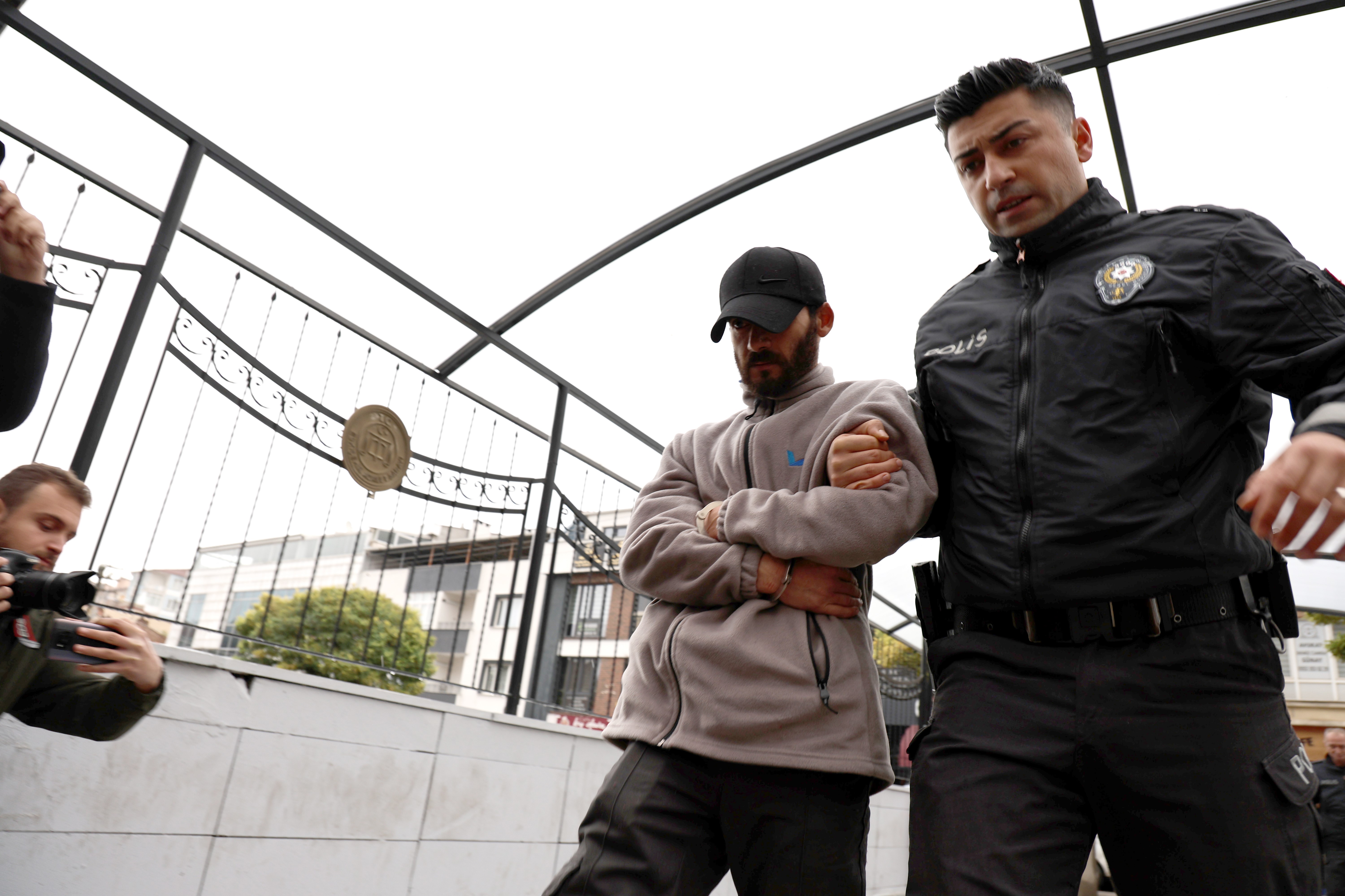 Park halindeki araçların tek tek lastiklerini patlattı!