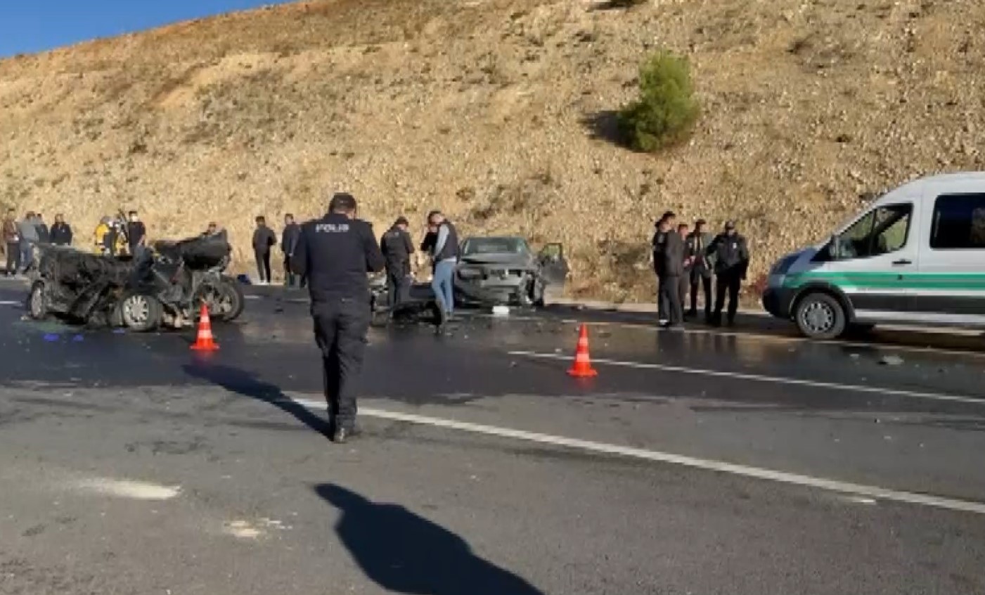 Zincirleme kaza ölüm getirdi! Ölü ve yaralılar var!