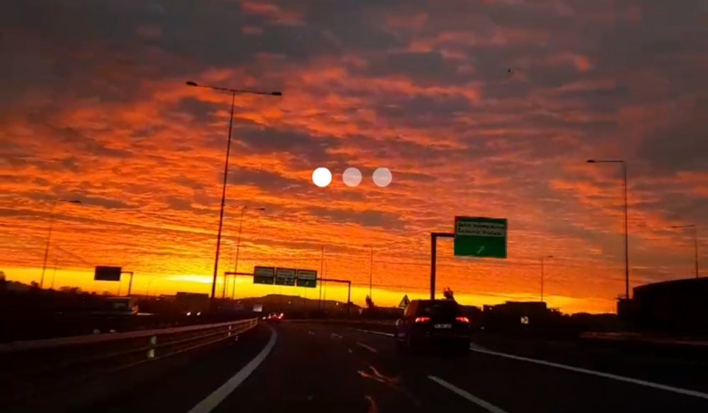 İstanbul'da bulutlar kızıla boyandı, manzara görenleri mest etti
