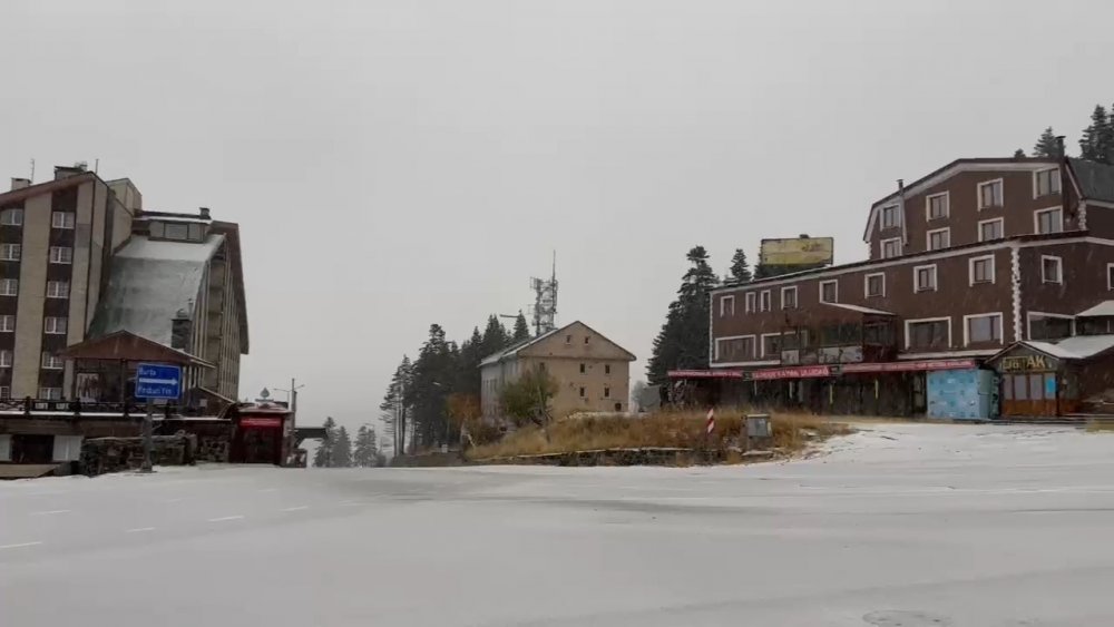 Hava sıcaklığı -12 dKış turizminin vazgeçilmezi.... Uludağ’da kar yağışı etkili oluyor