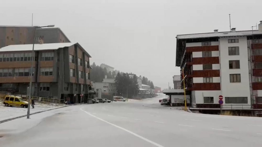 Hava sıcaklığı -12 dKış turizminin vazgeçilmezi.... Uludağ’da kar yağışı etkili oluyor