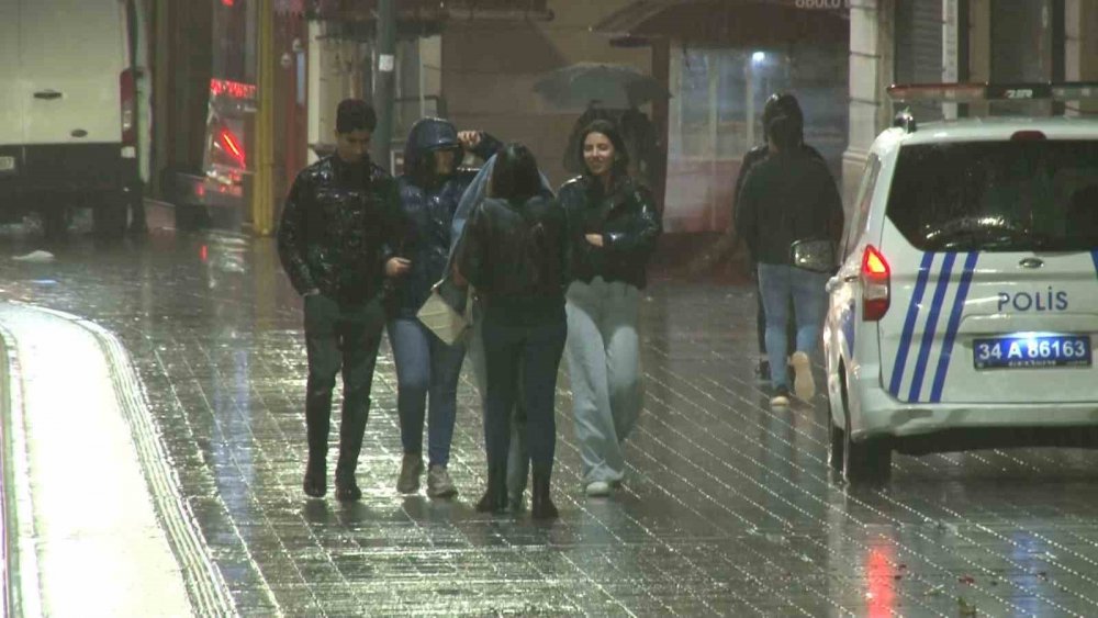 Meteoroloji uyarı üzerine uyarı vermişti! İstanbul’da yağış başladı! Hazırlıksız yakalanan vatandaşlar böyle koşturdu!