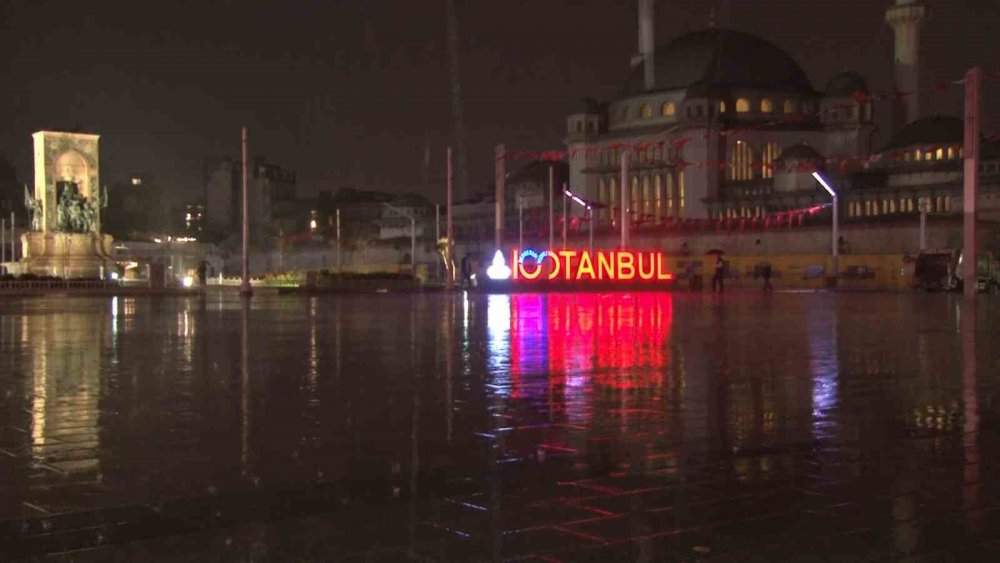 Meteoroloji uyarı üzerine uyarı vermişti! İstanbul’da yağış başladı! Hazırlıksız yakalanan vatandaşlar böyle koşturdu!