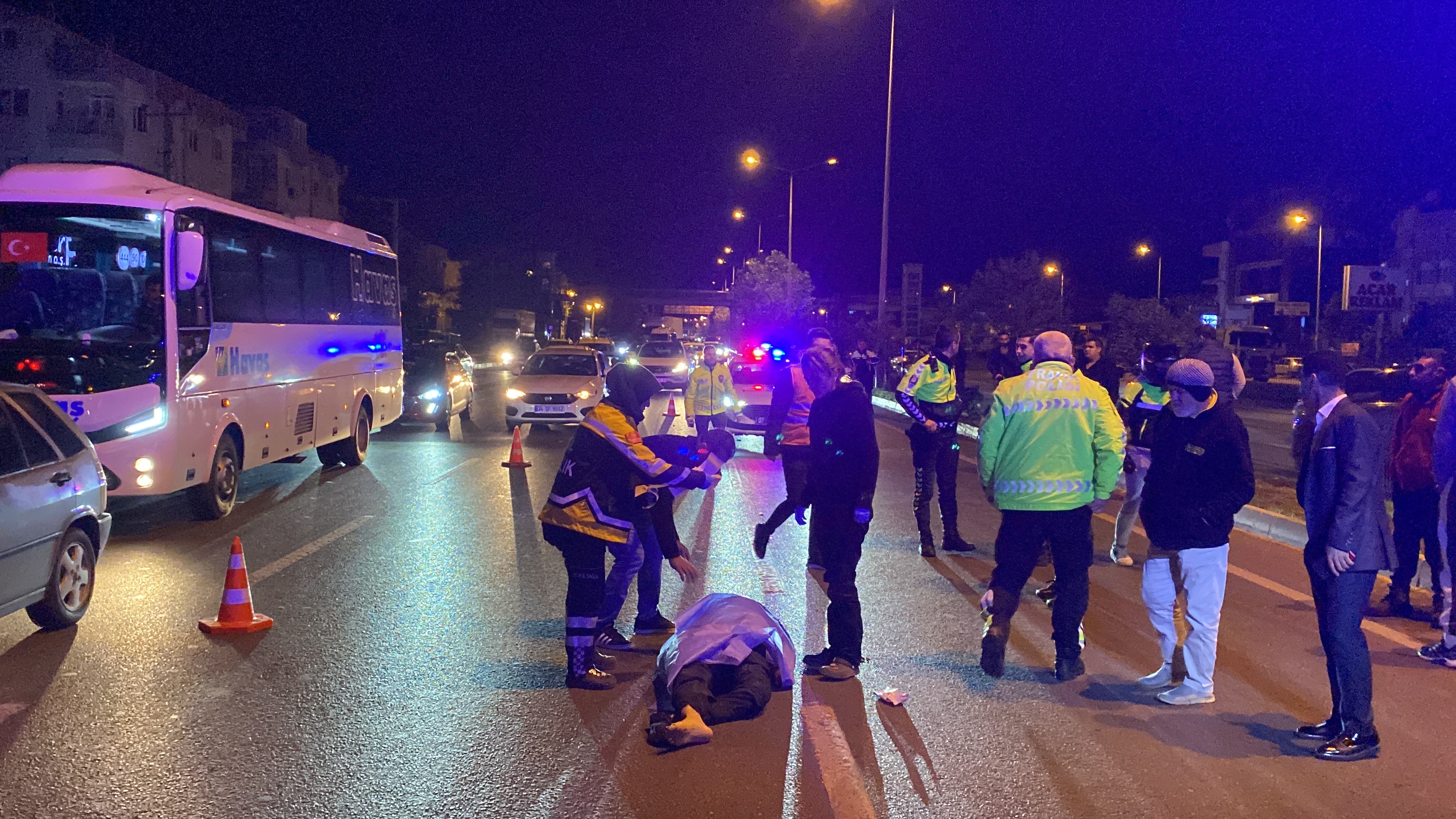 Kaza başında can pazarı! Vatandaşların müdahalesi hayata tutunduramadı!