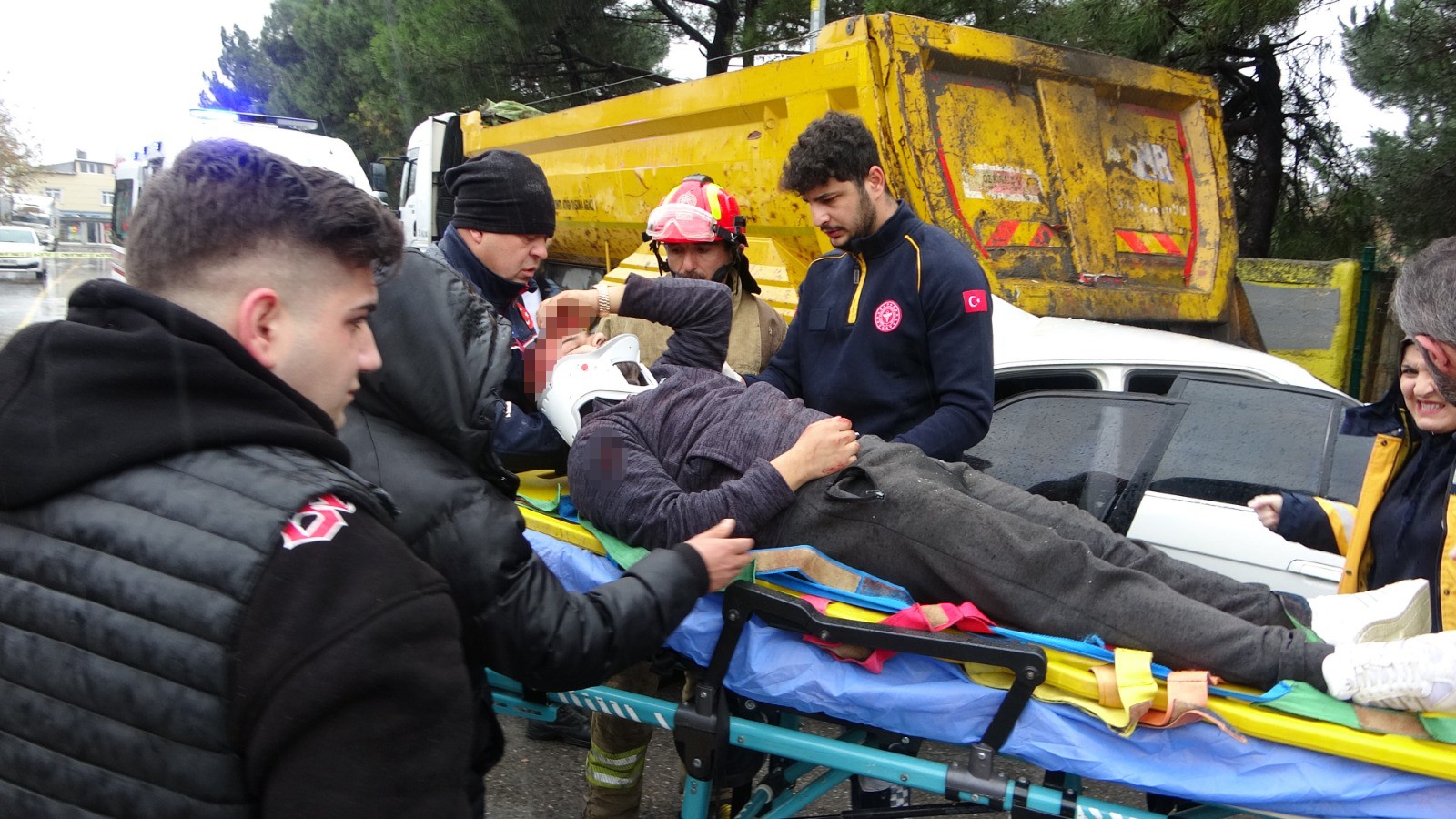 Sultanbeyli'de kaza sonucu otomobilde sıkışan gençler gözyaşları içinde kurtarılmayı bekledi!