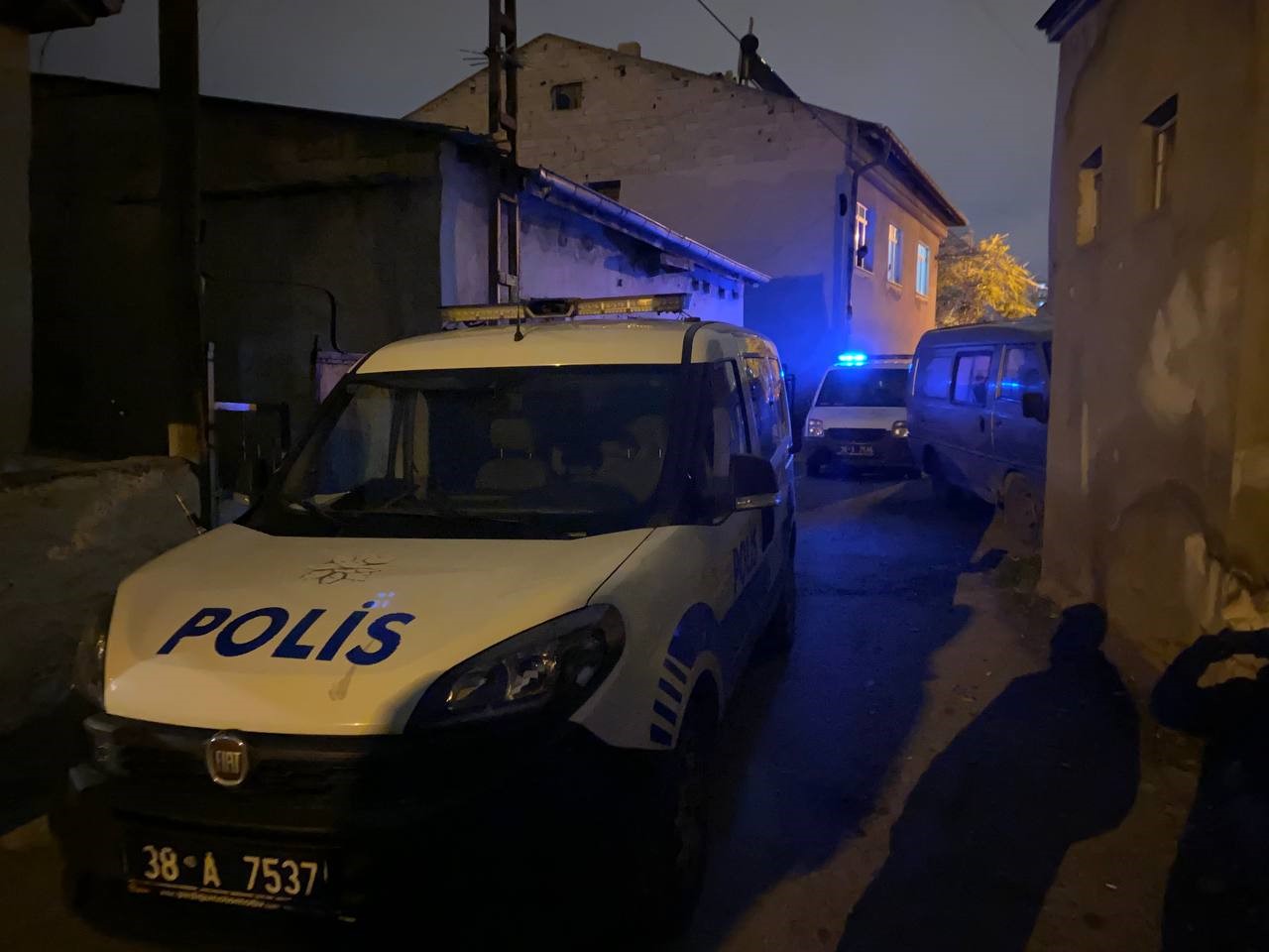Husumetlisinin evine ateş açan şahıs yaşlı kadını vurdu!