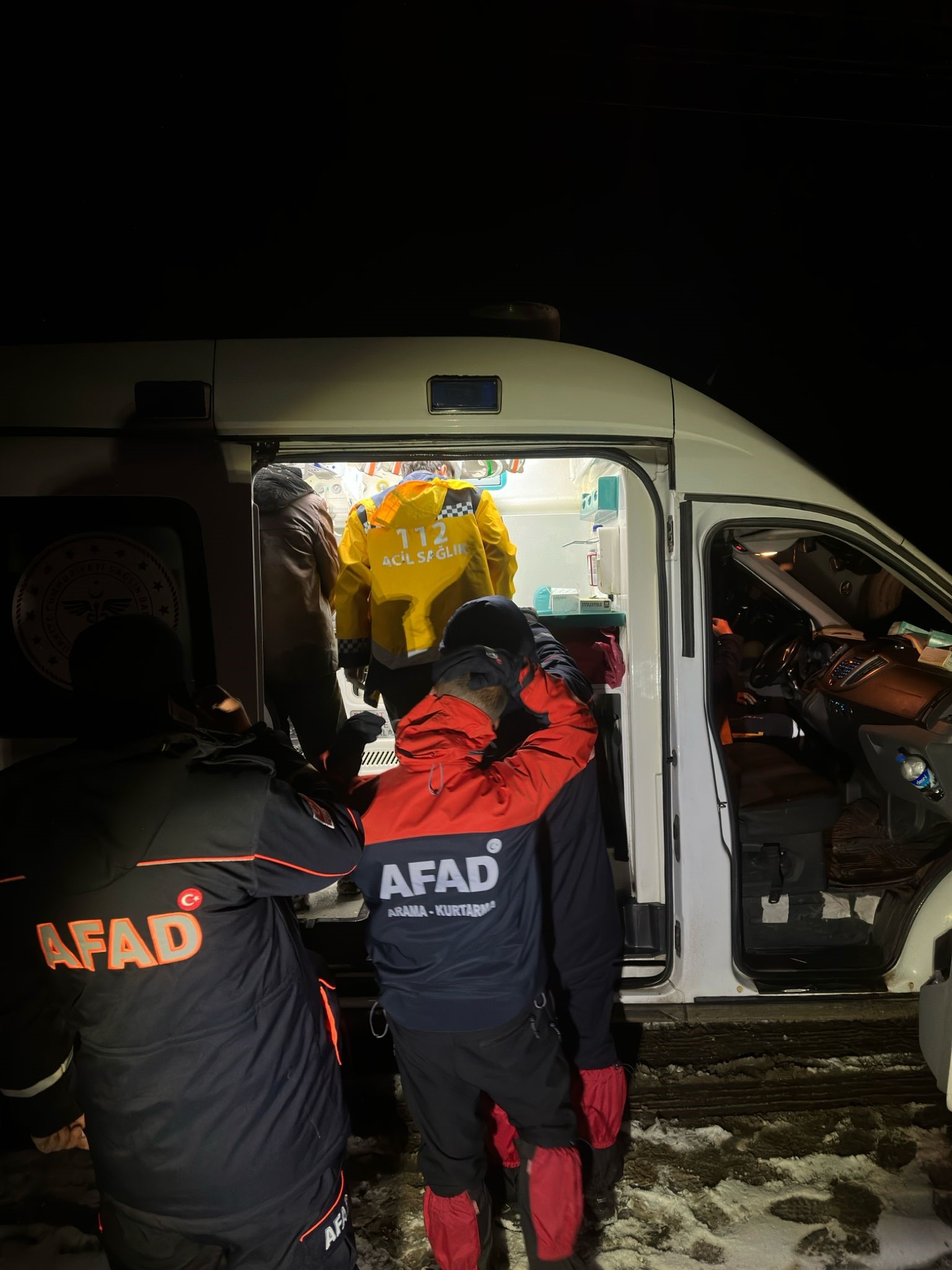 Ağrı'da 3 çobanlı 3 bin koyun donmaktan son anda kurtarıldı!