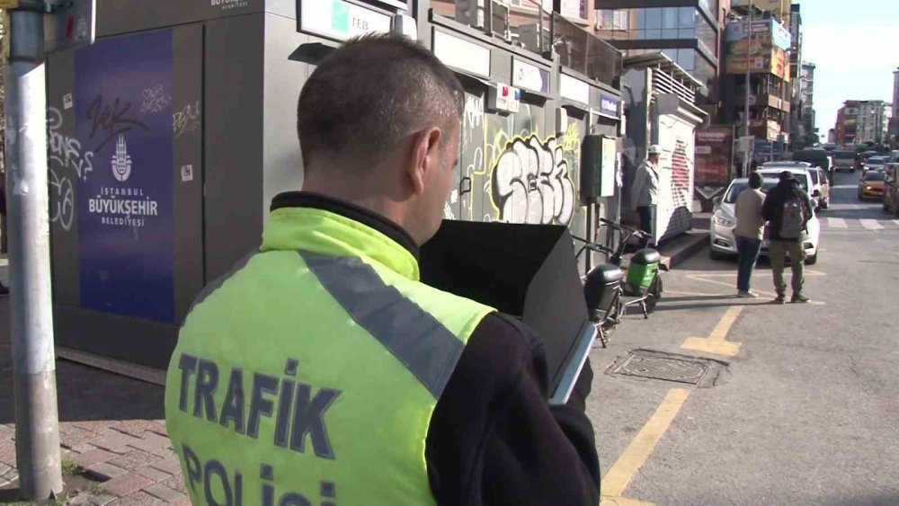 Kadıköy'de drone destekli trafik denetimi! Ceza yiyen sürücüden ilginç tepki: Üç kuruş para ...