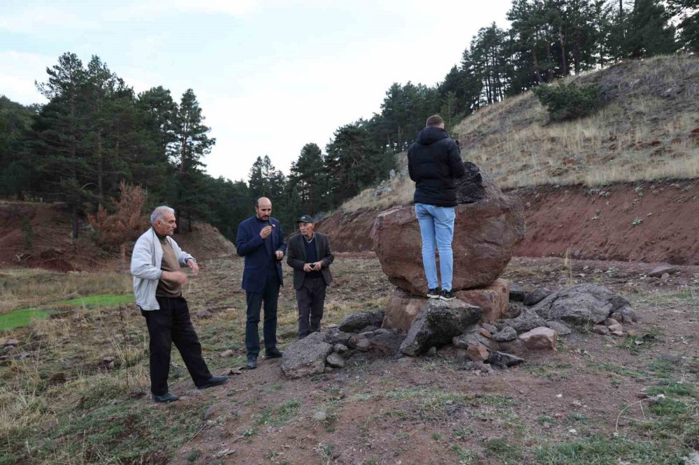 Sivas’ta esrarengiz türbe! Köylüler acilen araştırmasını istiyor!